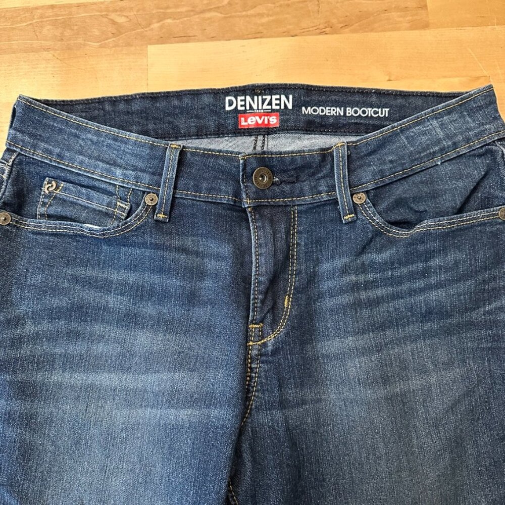 Denizen by Levi's Modern Bootcut Jeans, size 8, medium wash, excellent condition